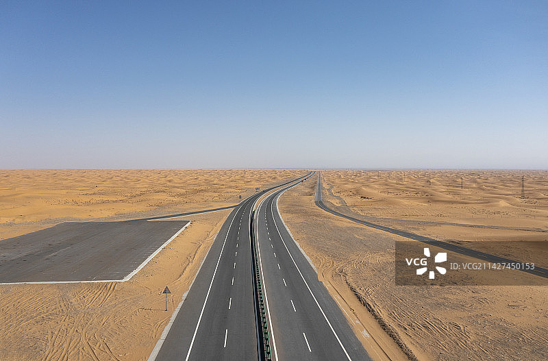 航拍空中鸟瞰沙漠里的公路图片素材