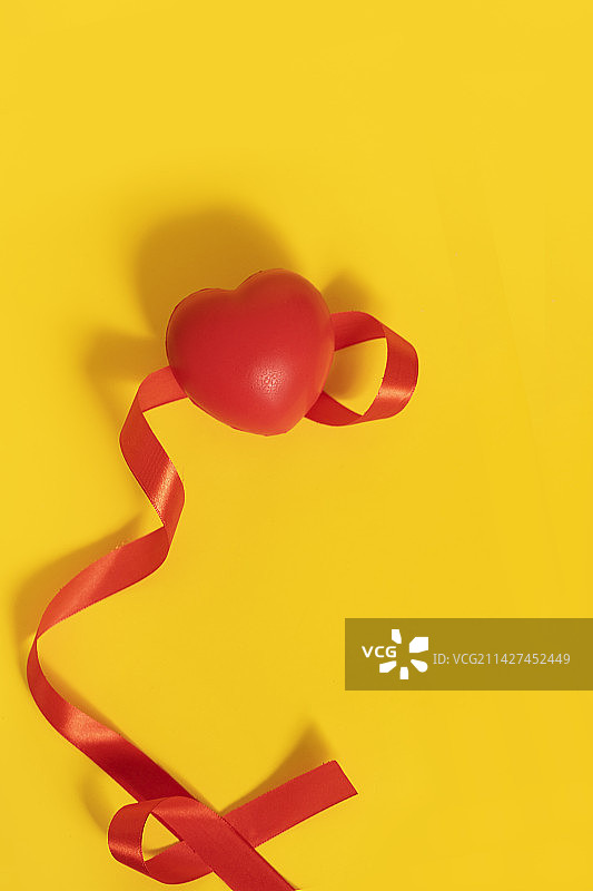 红心公益关爱黄色背景图片素材