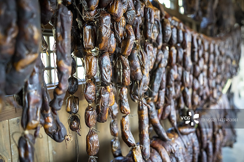 贵州传统熏香肠腊肉图片素材