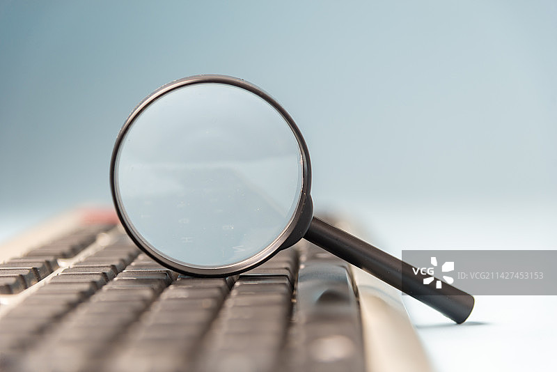 放大镜在电脑键盘上图片素材
