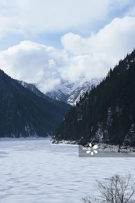 冰雪封冻中的九寨沟长海景观图片素材