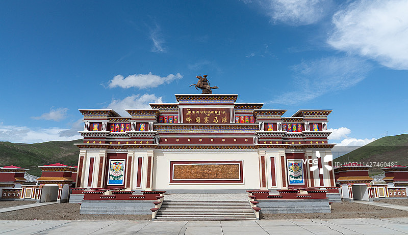 青海果洛州达日县赛马场图片素材