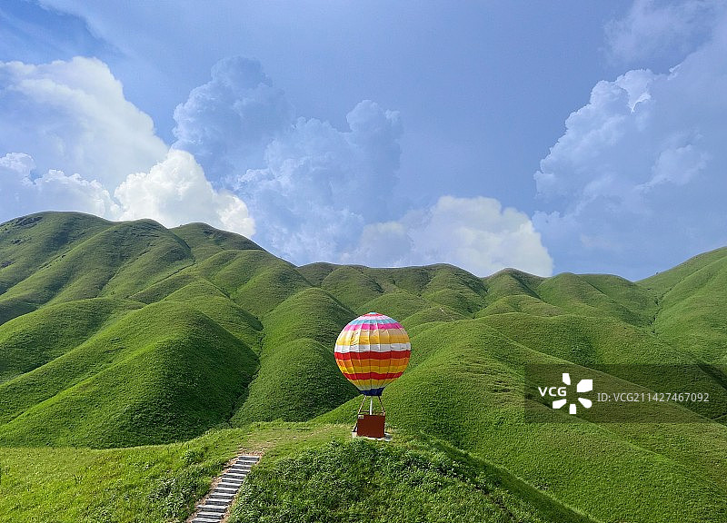 草地上的热气球图片素材