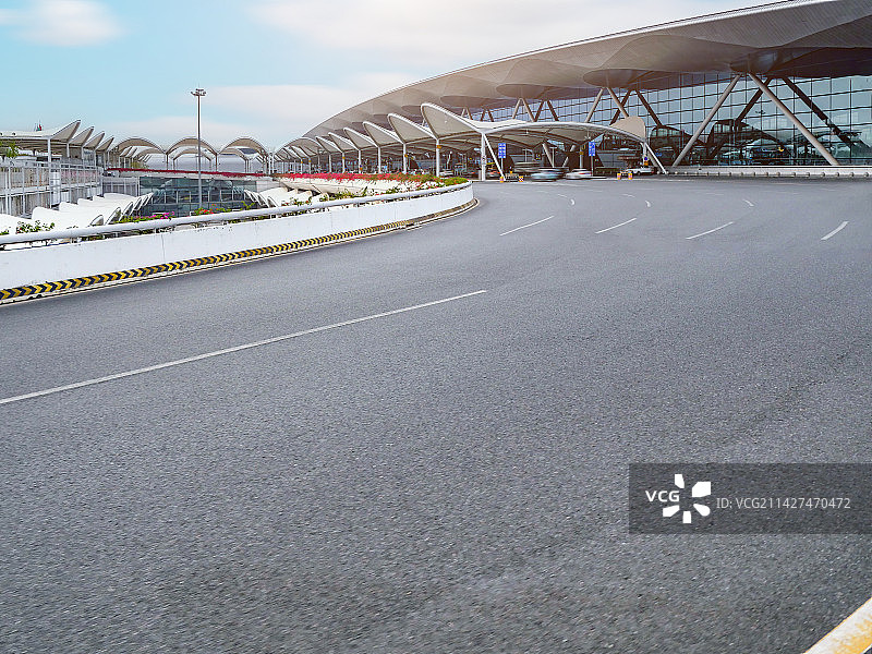 机场客运站候机楼交通航运枢纽玻璃幕墙展览馆博物院建筑大楼拐弯的路面全新柏油沥青大道桥面汽车通道背景图图片素材