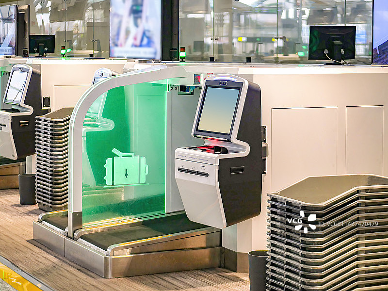 智慧机场国际空港旅客报到自助值机人脸识别刷脸登机身份信息自助选座打印登机牌行李托运全流程高科技设备图片素材