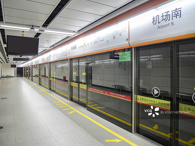 城市机场快线地铁车站候车厅月台运营轨道交通电动全封闭式自动开合屏蔽门站台高科技美观安全提升城市形象图片素材
