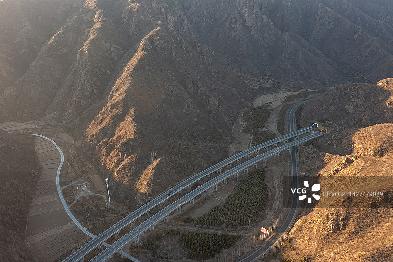 航拍高速公路上的汽车广告图片素材