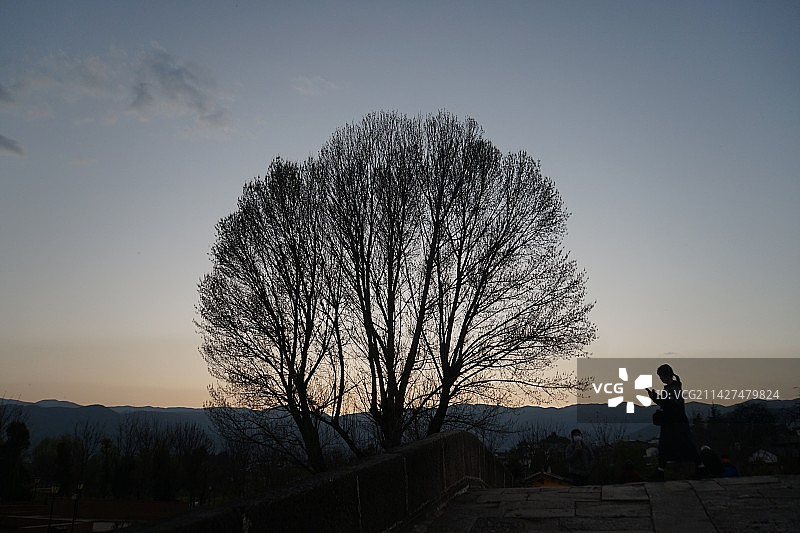 大理沙溪古镇玉津桥上的剪影图片素材