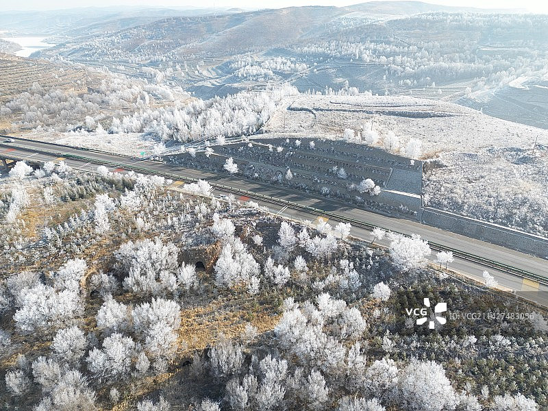 六盘山下雾凇美景图片素材