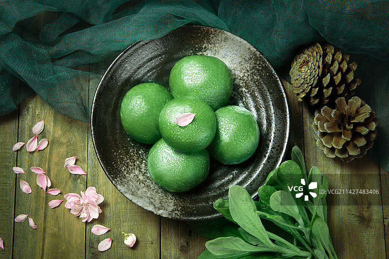 清明节的绿色青团图片素材