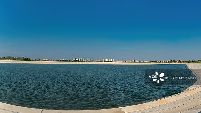 湖水边的城市天际线图片素材