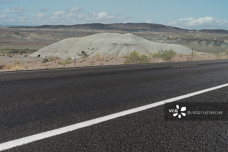 道路荒地电线杆沙漠风化岩石风景图图片素材