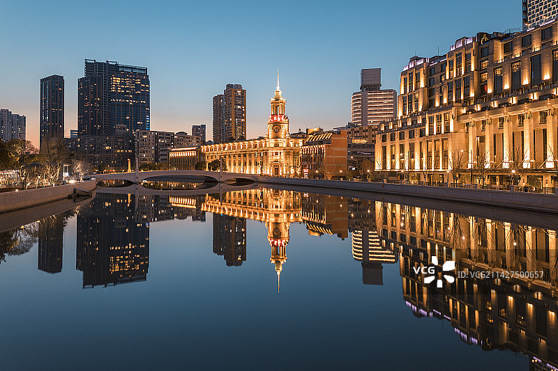 上海市黄浦区苏州河畔夜景迷人图片素材