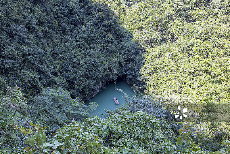 绿水青山喀斯特三门海天窗与轻舟图片素材