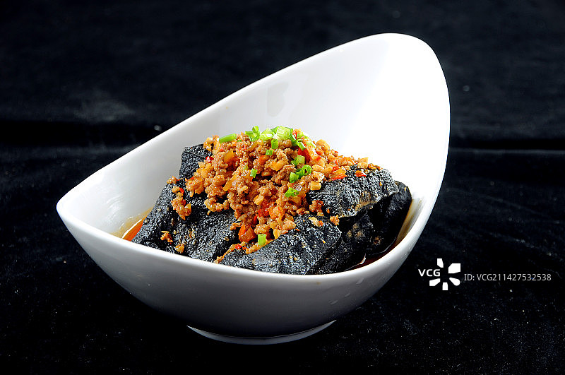 湖南长沙臭豆腐，酱汁香辣口味菜，湘菜经典代表小吃，炸酱臭干子图片素材