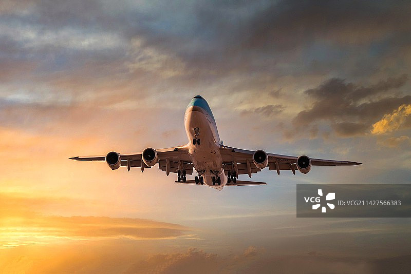 暮色中到港的客机图片素材