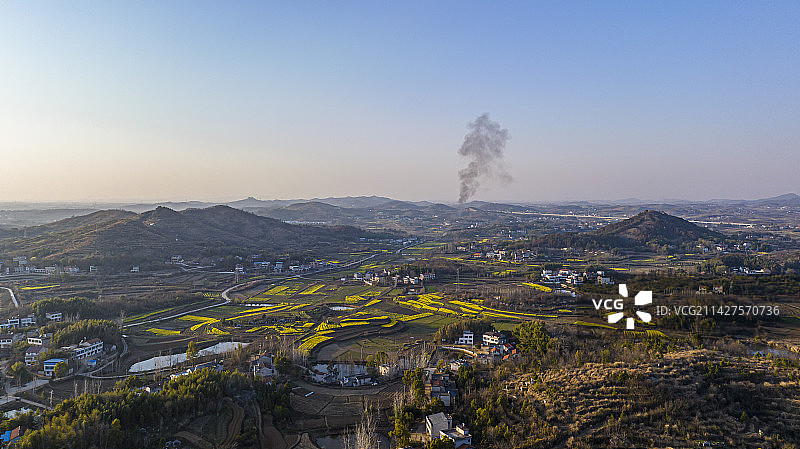 湖北黄冈浠水县城山村梯田油菜花航拍图片素材