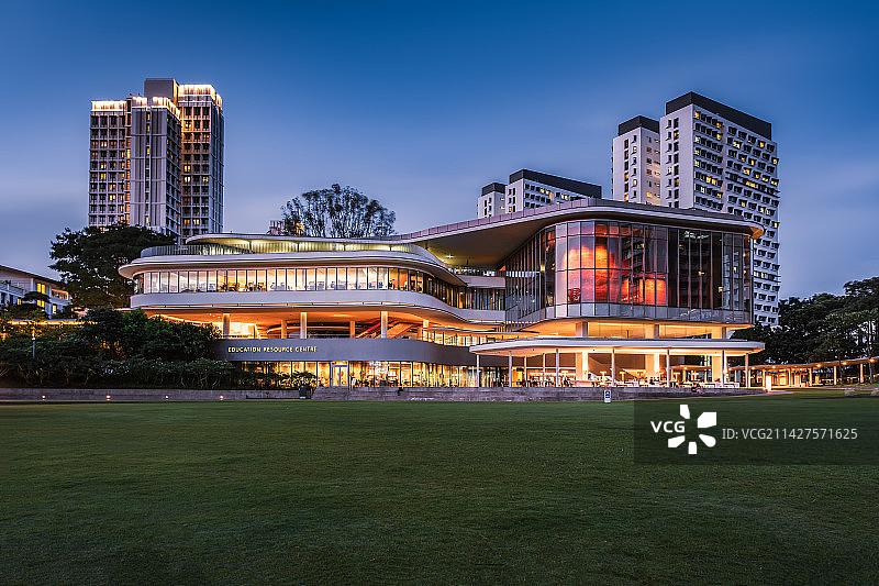 新加坡国立大学自习室蓝调夜景图片素材