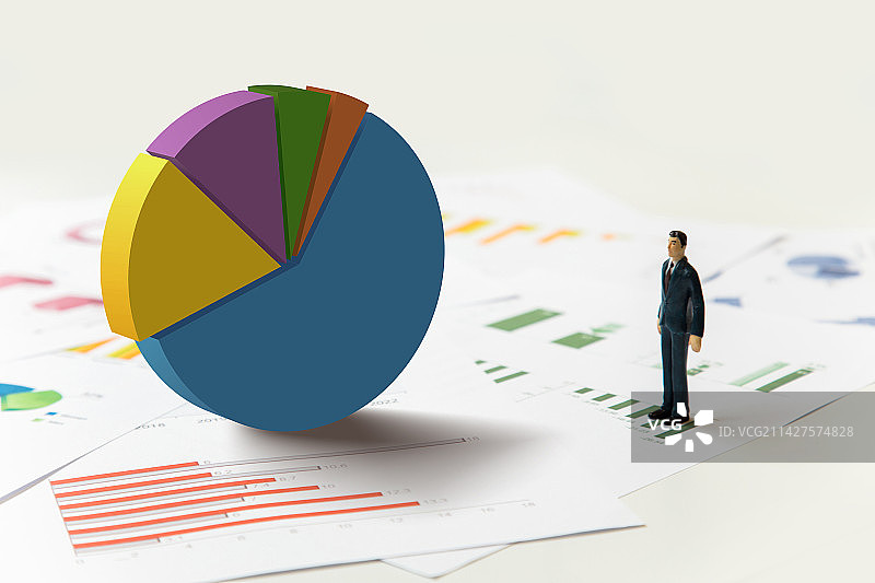 白领小人和办公图表文件特写图片素材