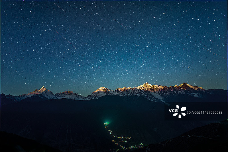 梅里雪山日照金山与星空图片素材