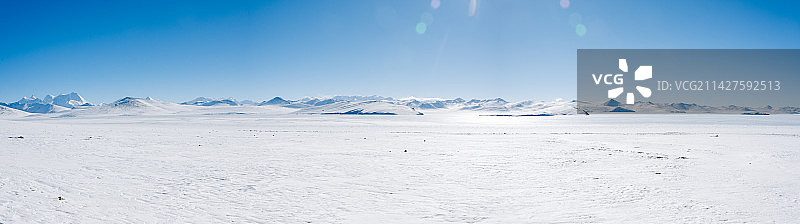 西藏山南普姆雍措高原湖泊冬季冰封全景长图图片素材