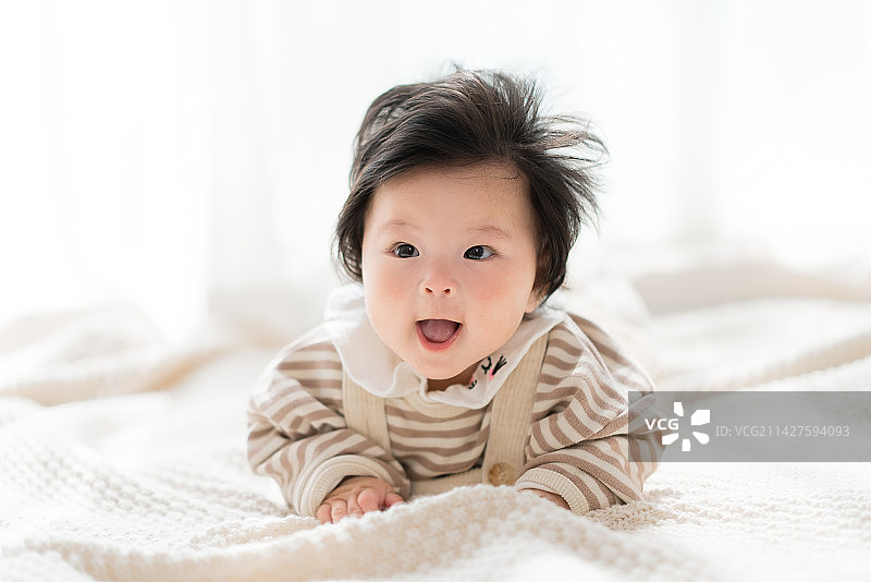 居家风格的可爱亚洲女婴儿图片素材