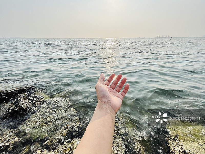 一只手 阳光 海水图片素材