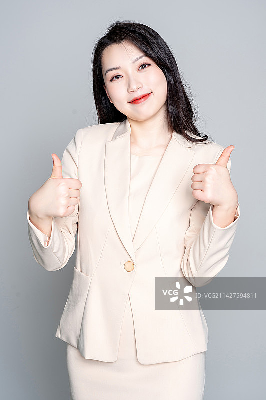 灰色背景里的亚洲商务女性图片素材