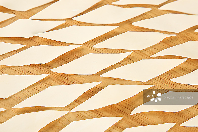 浅底上的刀削面片图片素材