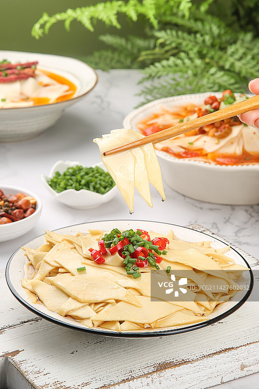 碗里的刀削拌面图片素材