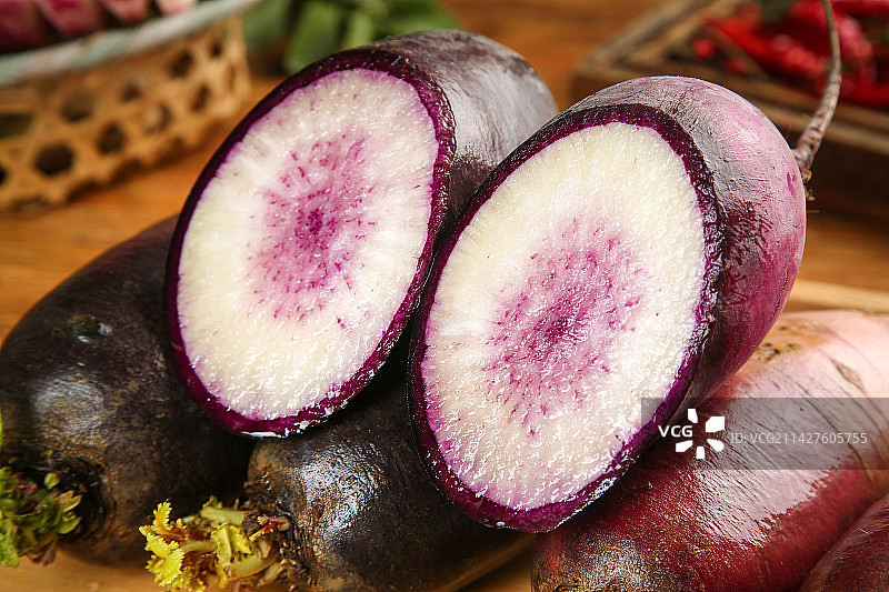 木底上的冰激凌红宝石萝卜图片素材