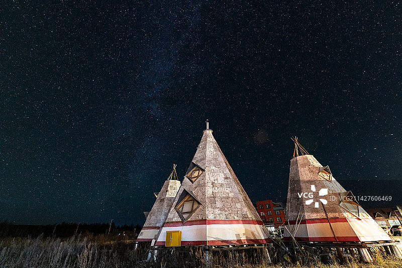 星空下莫尔道嘎镇上的锥形蒙古包建筑图片素材