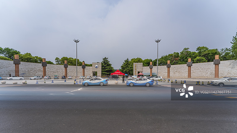 山东省烟台市莱山区山东工商学院校门车流乌云城市风光图片素材