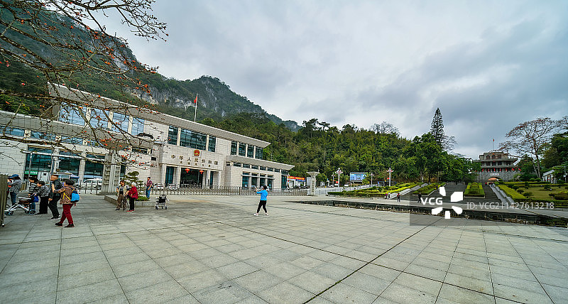 边疆红棉又盛开-友谊关口岸雄姿图片素材