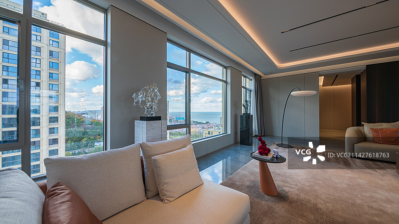 山东省烟台市莱山区祥隆绿城诚园室内建筑结构城市风光蓝天白云图片素材