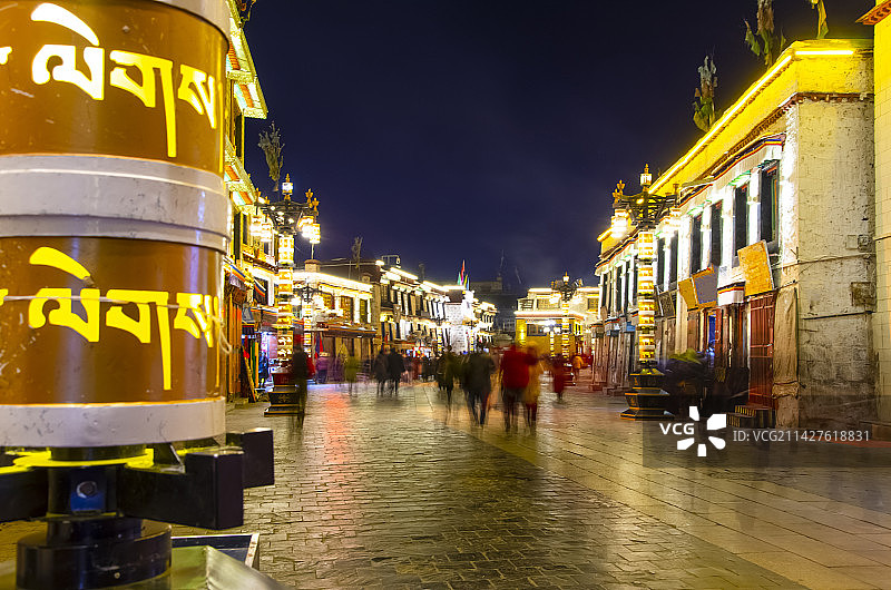 西藏拉萨八廓街古城街道繁华夜景灯光图片素材