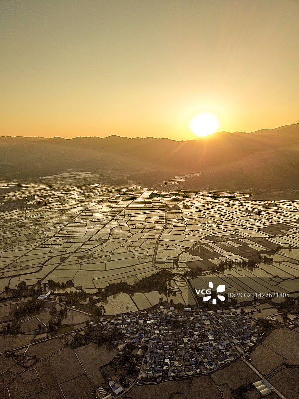 航拍西双版纳勐海县稻田日落图片素材