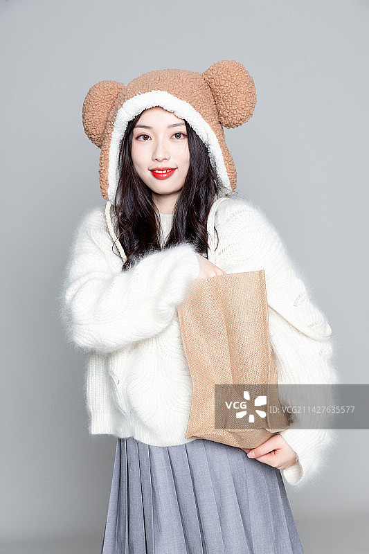 灰色背景里的可爱女生图片素材