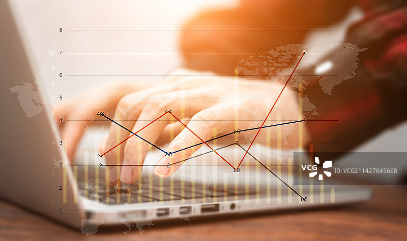 办公室里一名男性在用笔记本电脑打字图片素材