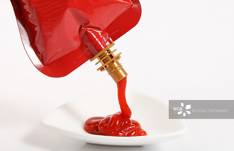 番茄酱从包装中挤出图片素材