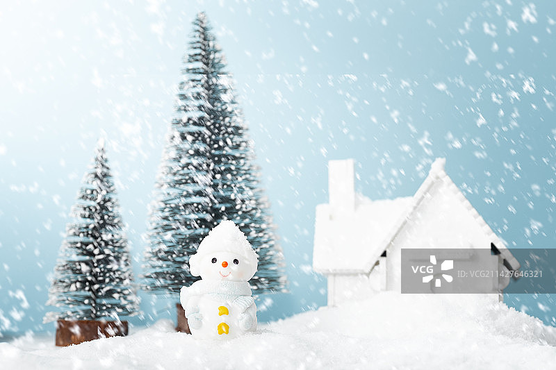 冬季雪景户外小雪人图片素材