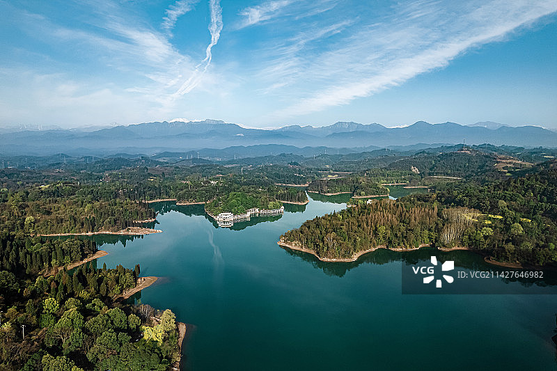 雪山下的美丽乡村图片素材
