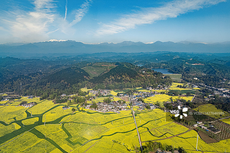 雪山下的美丽乡村图片素材