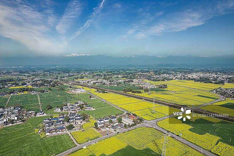 雪山下的美丽乡村图片素材