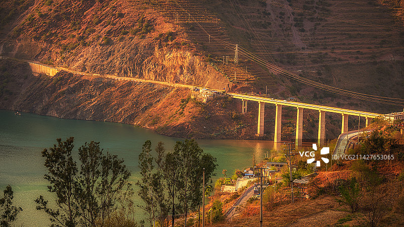 夕阳下的云南兰坪玉龙大桥高角度视图图片素材