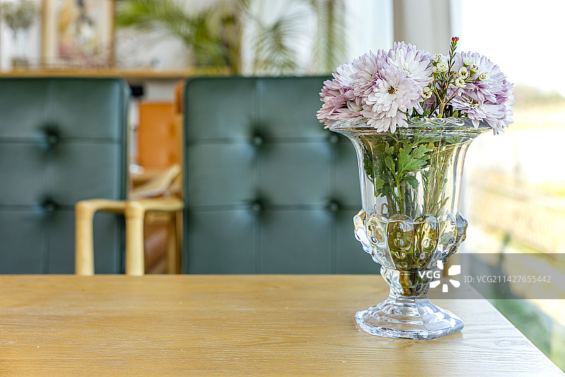 咖啡厅桌上的插花小品图片素材