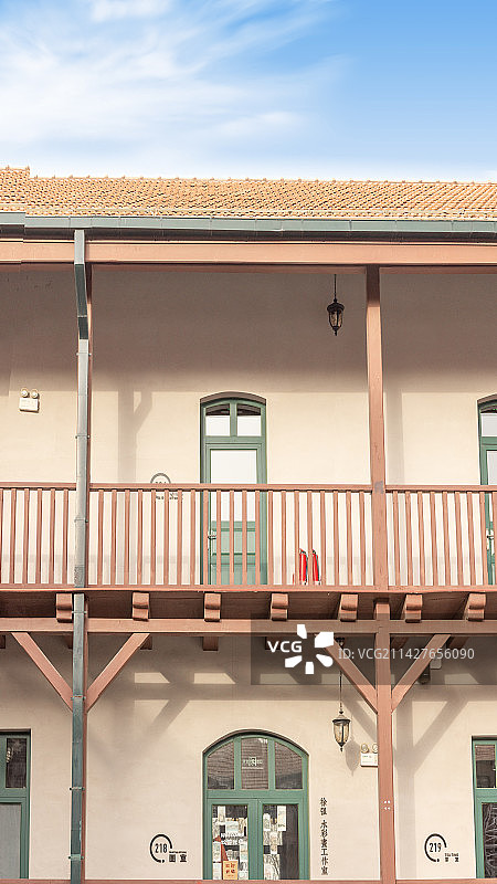 青岛里院二层楼图片素材