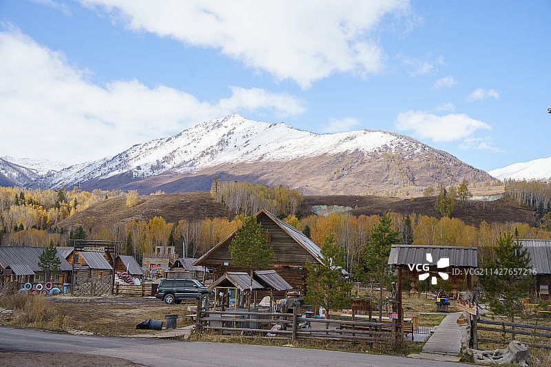 新疆阿勒泰禾木村晴朗秋日田园风光图片素材