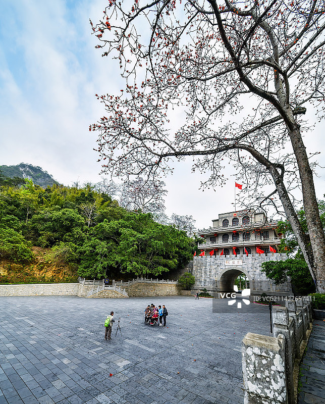 坐轮椅也要到友谊关留个影图片素材