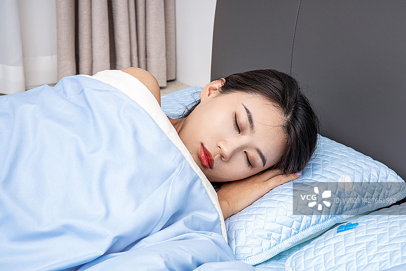 在床褥上熟睡的女生图片素材